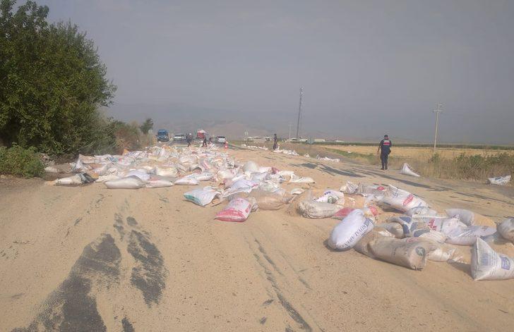 Gaziantep'te seyir halindeki tırdan düşen yem çuvalları trafiği aksattı G4