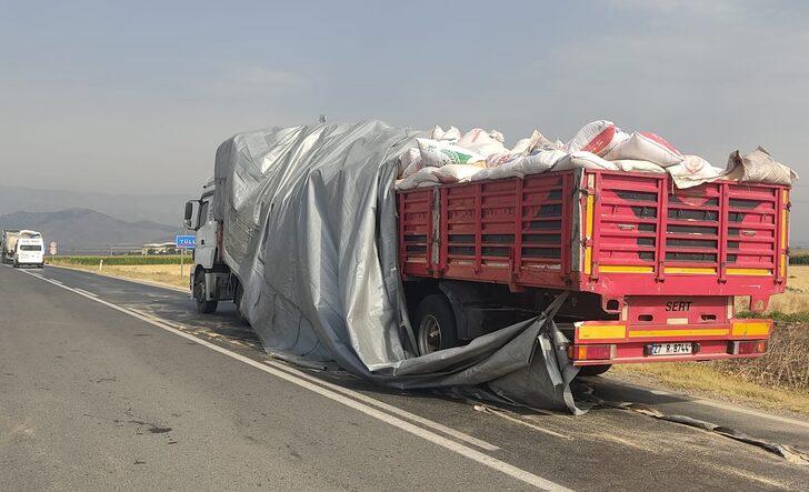 Gaziantep'te seyir halindeki tırdan düşen yem çuvalları trafiği aksattı G5