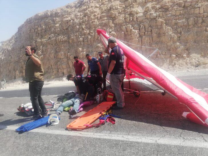 Batman'da yamaç paraşütü yapan iki kişi inişte yola düştü G1