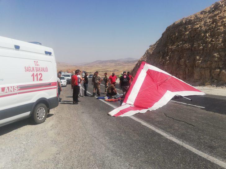 Batman'da yamaç paraşütü yapan iki kişi inişte yola düştü G2