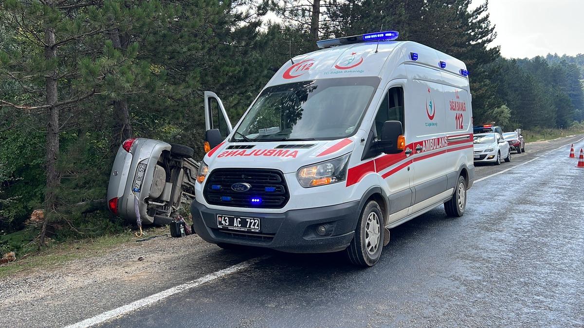 K&uuml;tahya'da ağa&ccedil;lara &ccedil;arpan otomobildeki 6 kişi yaralandı