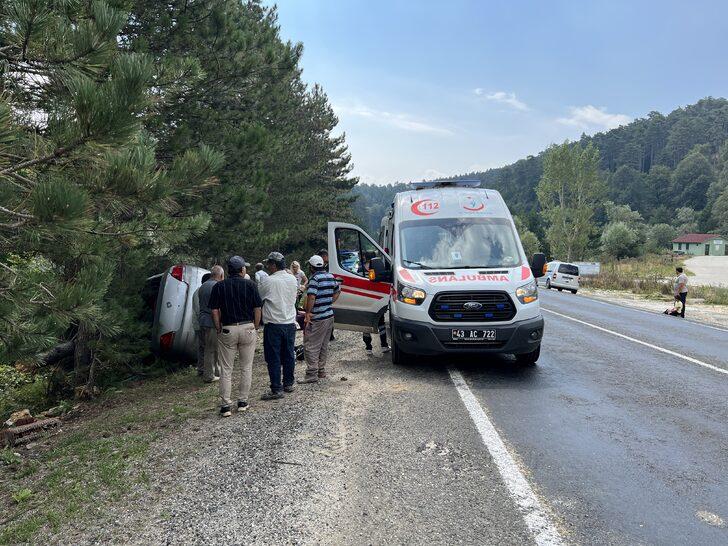 Kütahya'da ağaçlara çarpan otomobildeki 6 kişi yaralandı G3