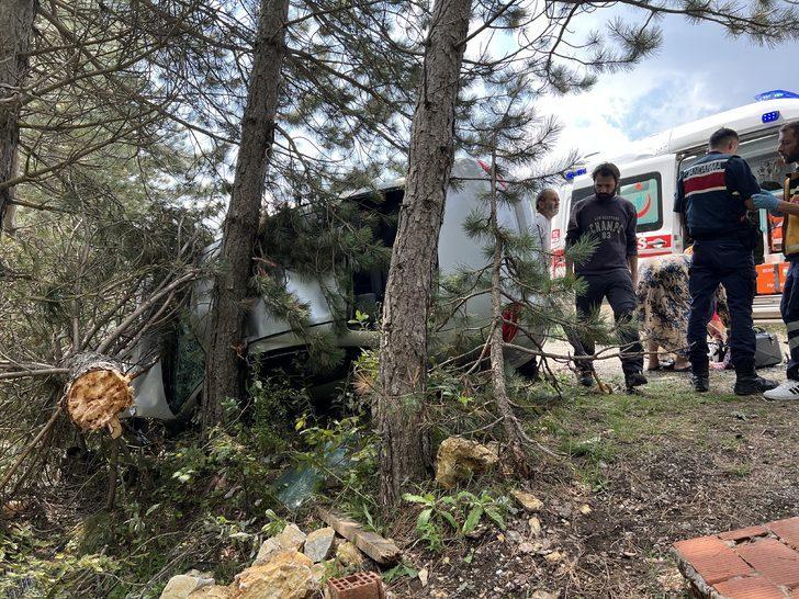 Kütahya'da ağaçlara çarpan otomobildeki 6 kişi yaralandı G4