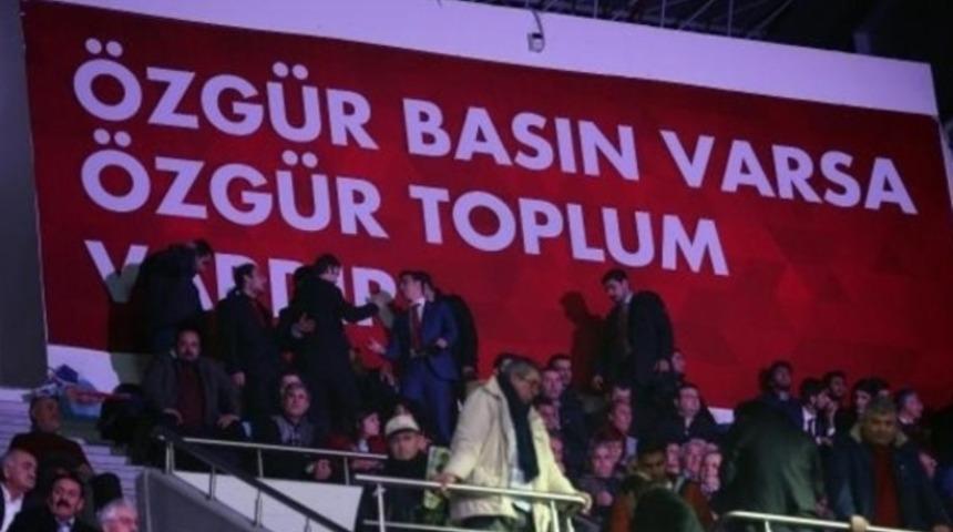 Kemal Kılı&ccedil;daroğlu CHP Kurultayı'nda &ccedil;oğunluğun oyunu alarak başkan se&ccedil;ildi
