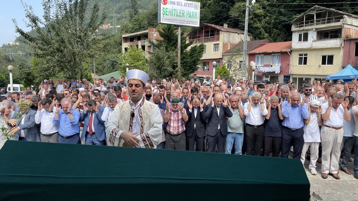 Ticaret Bakanı Muş'un dayısının cenazesi Trabzon'da defnedildi