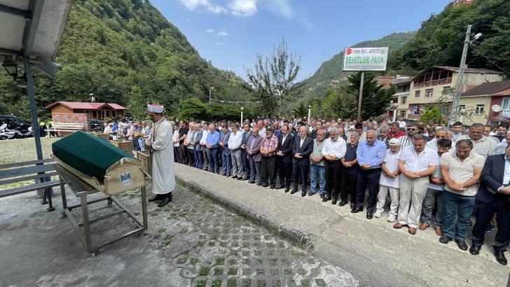Ticaret Bakanı Muş'un dayısının cenazesi Trabzon'da defnedildi G3