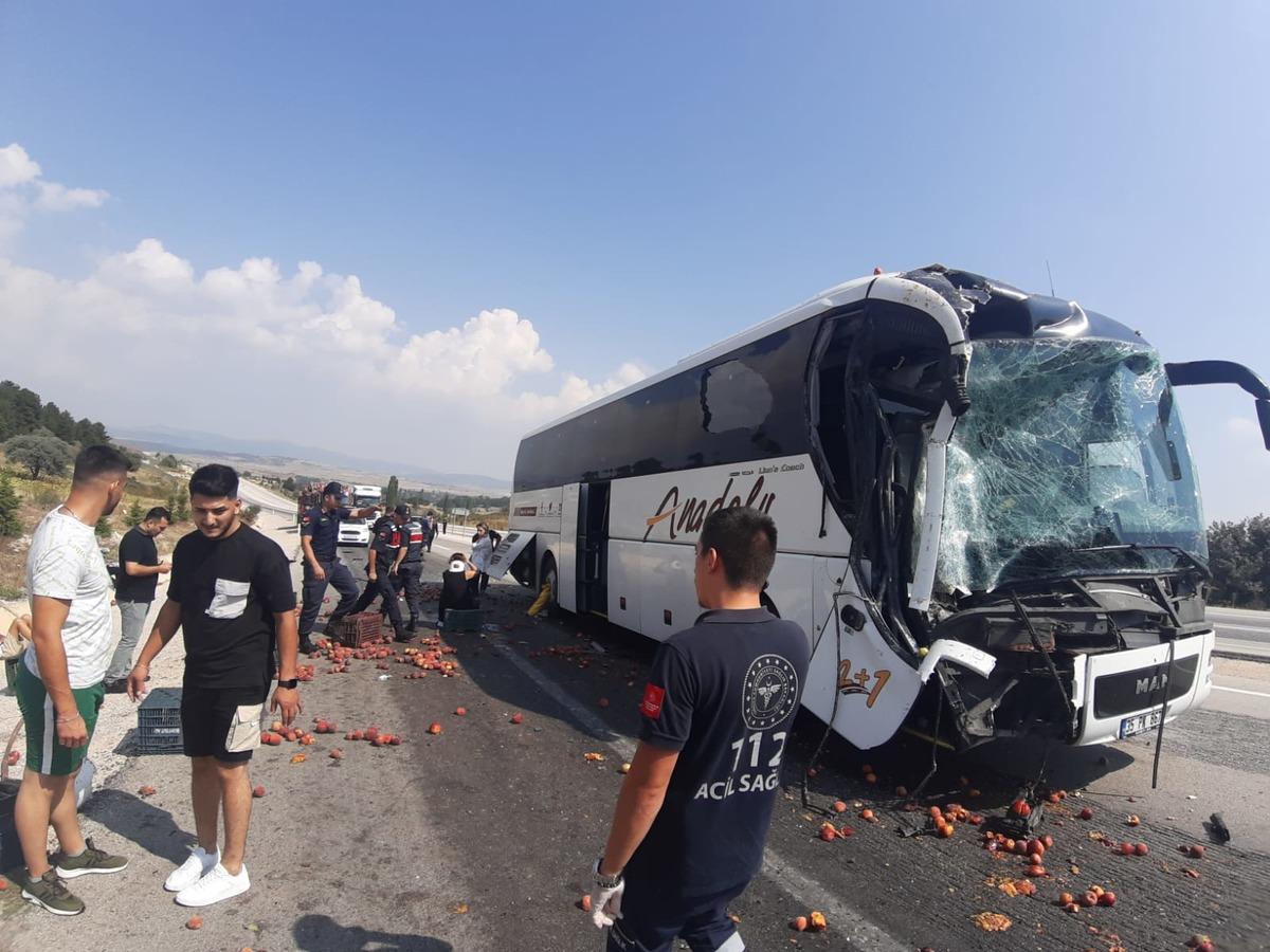 K&uuml;tahya'da kamyona &ccedil;arpan yolcu otob&uuml;s&uuml;ndeki 9 kişi yaralandı