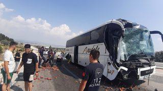 Kütahya'da kamyona çarpan yolcu otobüsündeki 9 kişi yaralandı