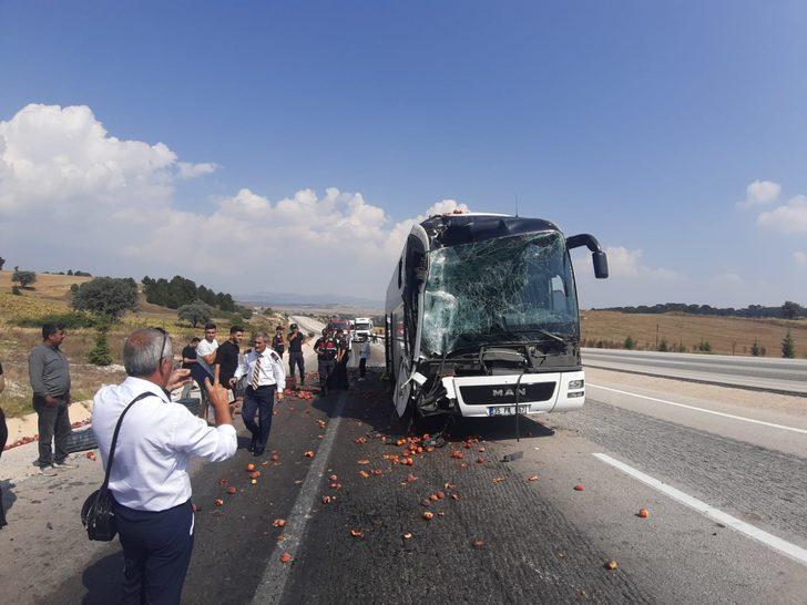Kütahya'da kamyona çarpan yolcu otobüsündeki 9 kişi yaralandı G2