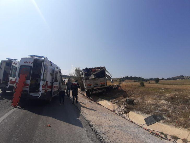 Kütahya'da kamyona çarpan yolcu otobüsündeki 9 kişi yaralandı G3