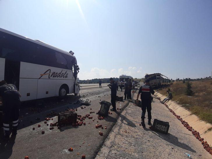 Kütahya'da kamyona çarpan yolcu otobüsündeki 9 kişi yaralandı G4