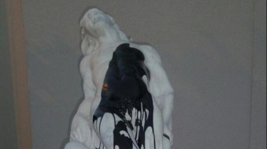 'Özgür olmak' heykeli saldırıya uğradı