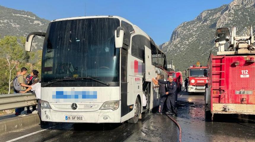 Antalya'da yolcu otobüsünde çıkan yangın hasara neden oldu