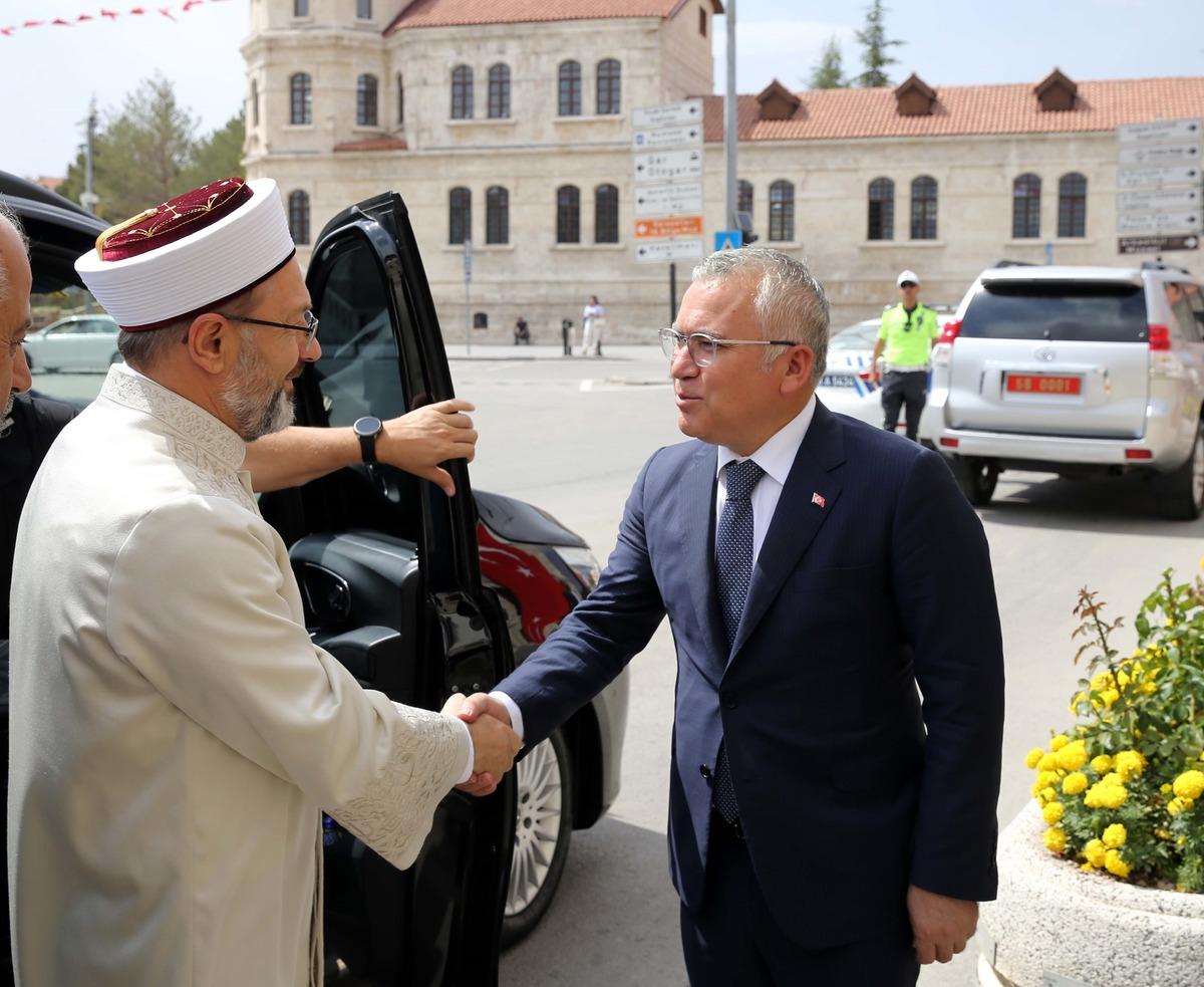Diyanet İşleri Başkanı Erbaş, Sivas'ta ziyaretlerde bulundu