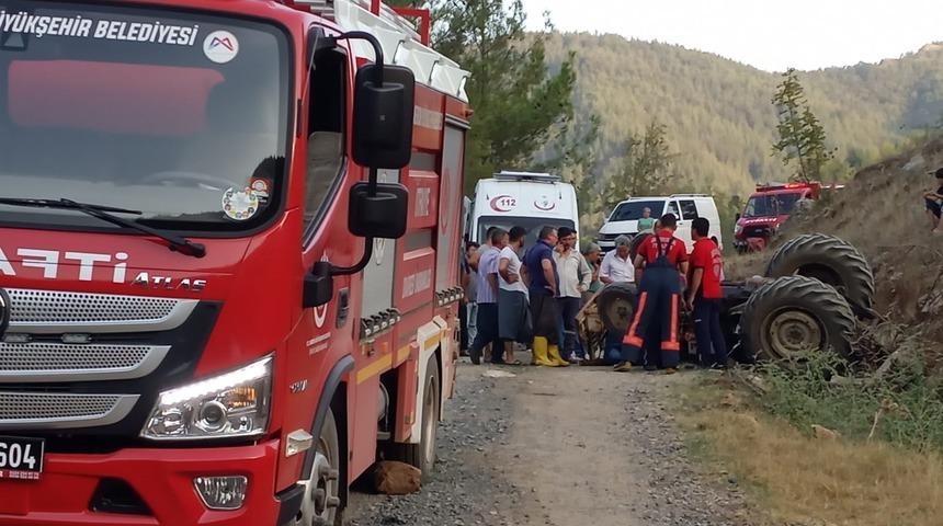 Mersin'de devrilen traktörün altında kalan sürücü yaşamını yitirdi