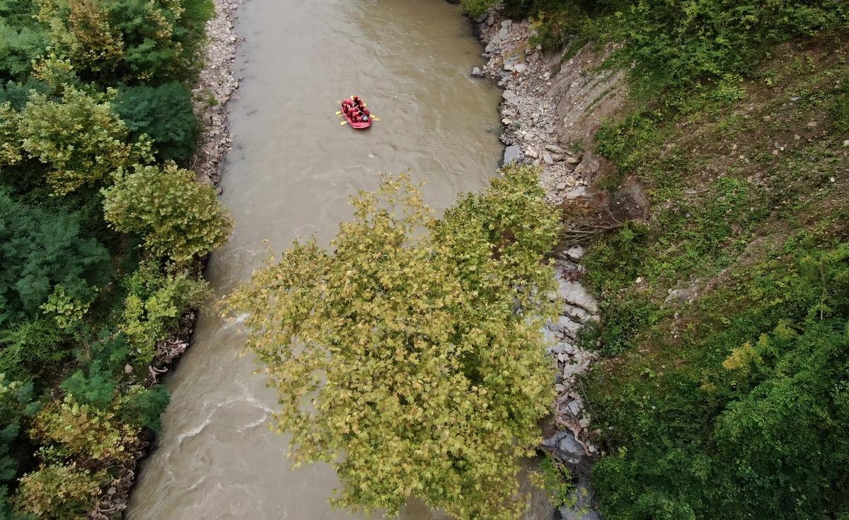 Adrenalin tutkunları Melen &Ccedil;ayı'nda rafting yaptı