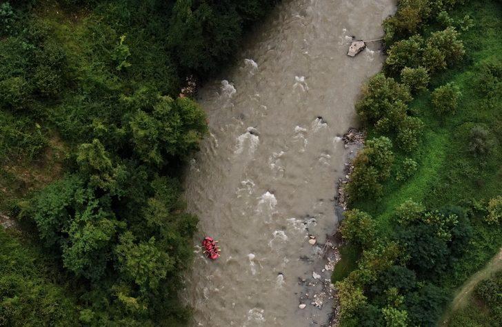 Adrenalin tutkunları Melen Çayı'nda rafting yaptı G3