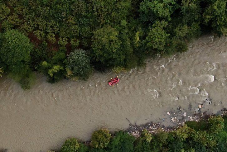 Adrenalin tutkunları Melen Çayı'nda rafting yaptı G4
