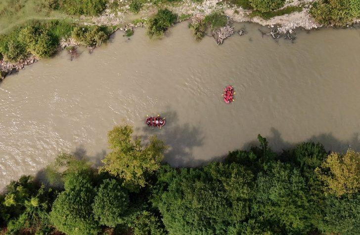 Adrenalin tutkunları Melen Çayı'nda rafting yaptı G5