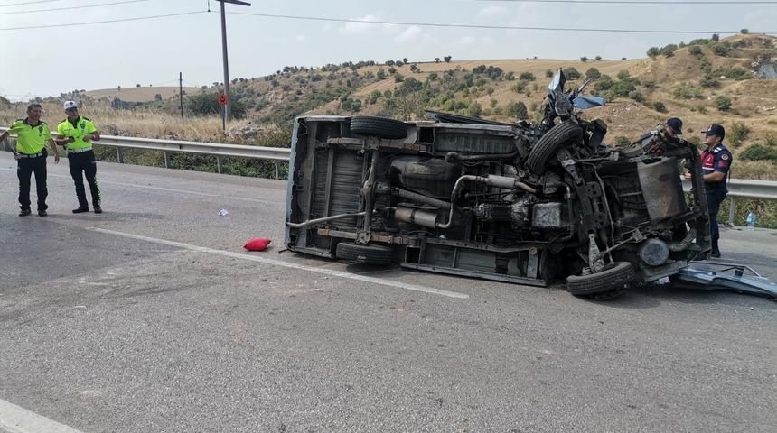 Bandırma'da hafif ticari araç devrildi, 6 kişi yaralandı