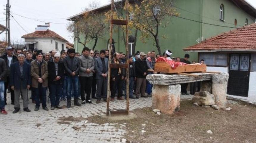 Sevgililer ayrı yerde toprağa verildi