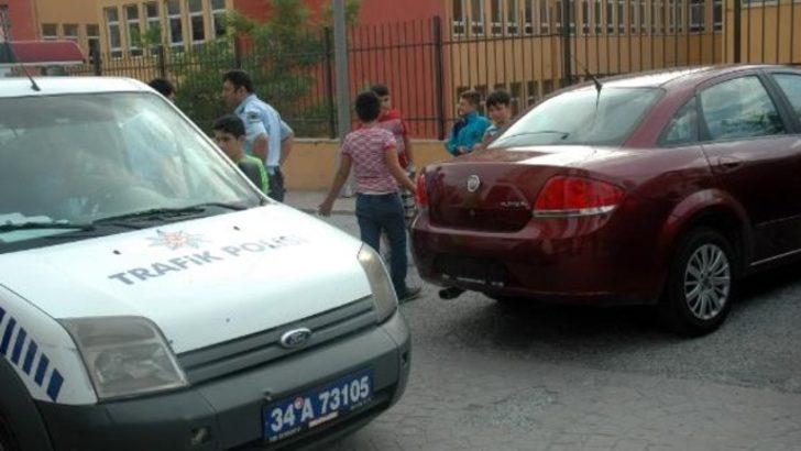 Okulların önüne park edilen plakasız araçlar polisi alarma geçirdi