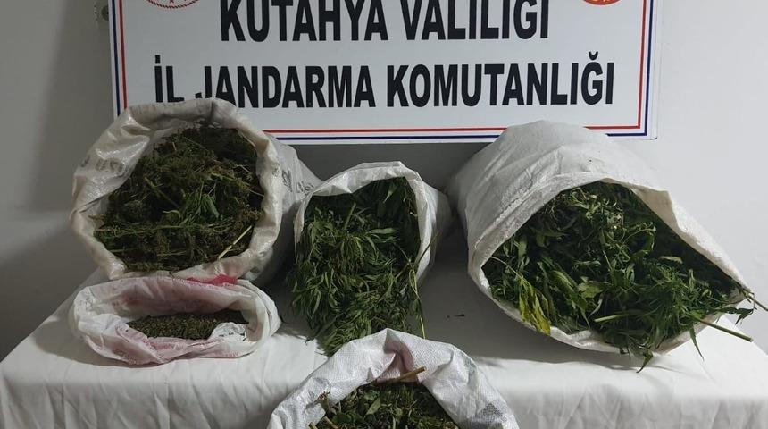 Kütahya'da bağ evinde uyuşturucu ürettikleri iddiasıyla 2 zanlı yakalandı