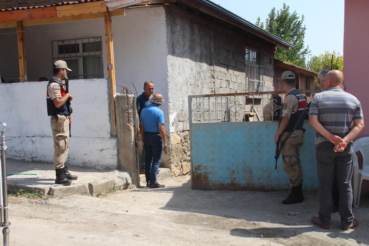Amasya'da birlikte yaşadığı kişi tarafından silahla vurulan kadın ile oğlu &ouml;ld&uuml;