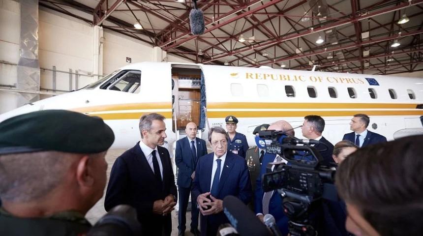 Miçotakis'ten kriz yaratacak hediye! Uçaktaki yazıyla yeni bir skandala imza attı