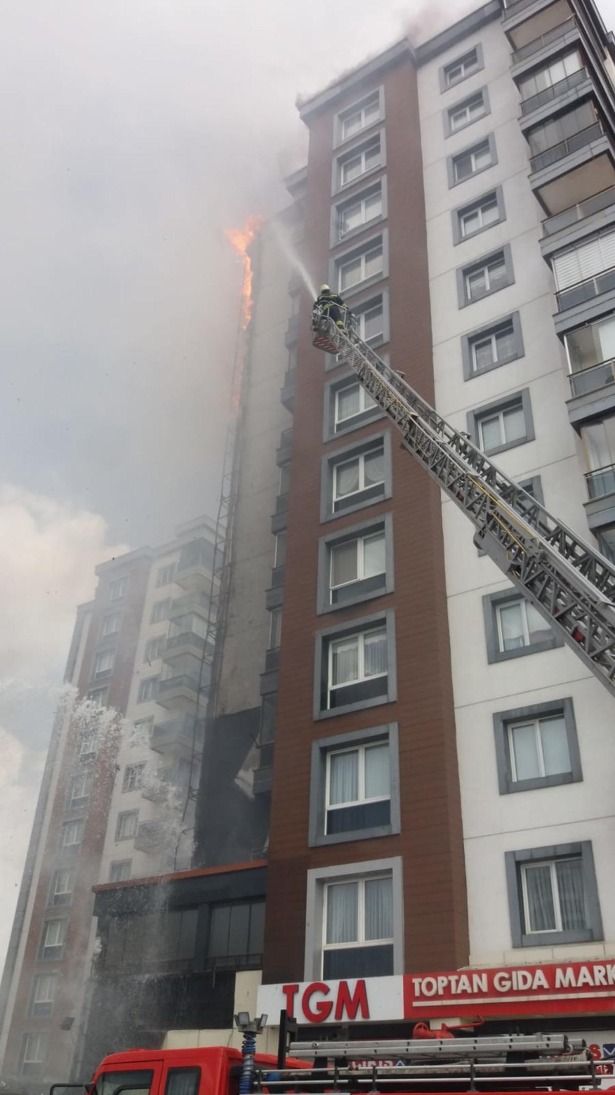 Sivas'ta apartman ve ev yangını hasara neden oldu