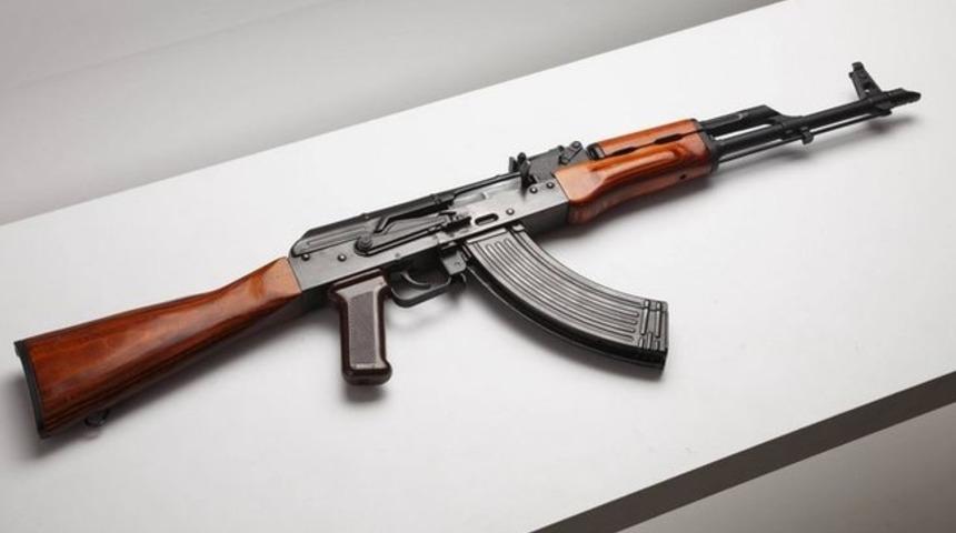 Sevgilisiyle konuşan kızını kalaşnikofla taradı