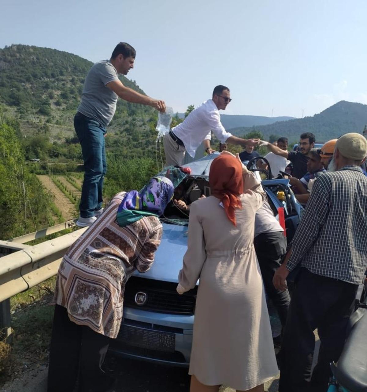 Bilecik'te kamyonun &ccedil;arptığı otomobildeki 5 kişi yaralandı