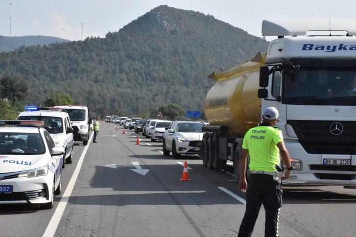 Bilecik'te kamyonun çarptığı otomobildeki 5 kişi yaralandı G3