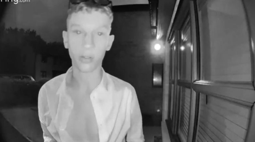 Eve dönüş saatini kaçırdı! Ailesinden kapı zili kamerasına kaydettiği görüntüyle özür diledi