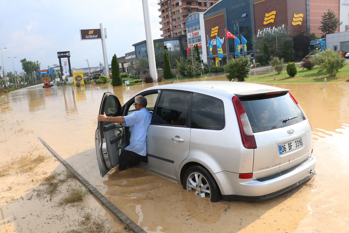 Kastamonu'da sağanak ve dolu hayatı olumsuz etkiledi