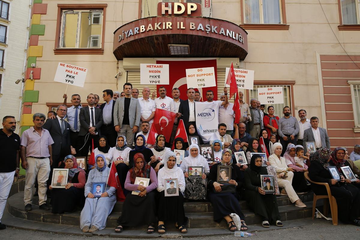 "Evlat N&ouml;beti &Ccedil;alıştayı" d&uuml;zenleme kurulundan Diyarbakır annelerine ziyaret