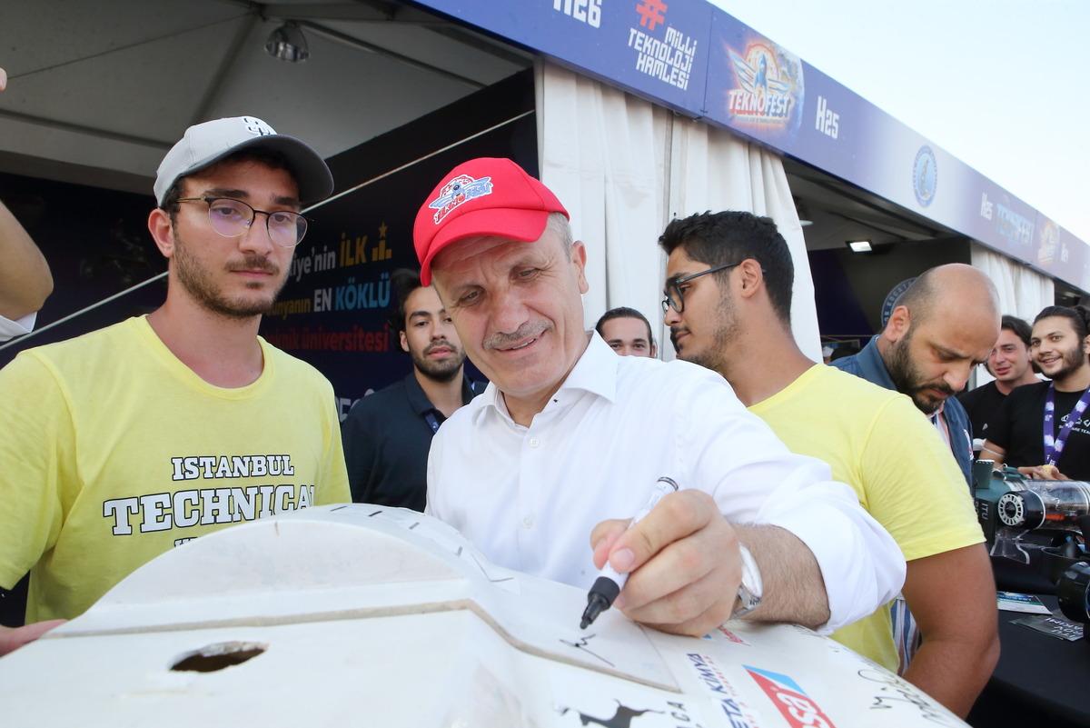 Y&Ouml;K Başkanı Erol &Ouml;zvar, TEKNOFEST KARADENİZ'de &uuml;niversite stantlarını gezdi
