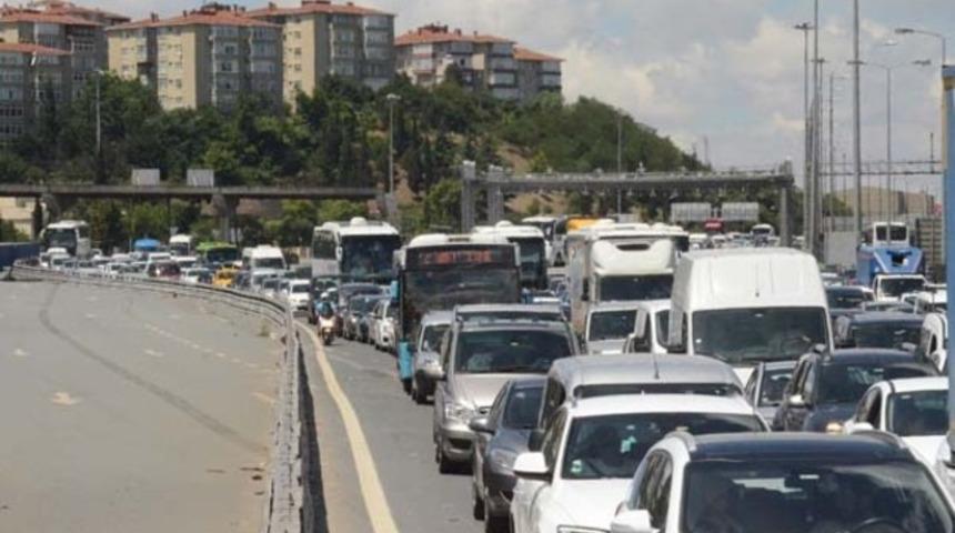 Fatih Sultan Mehmet K&ouml;pr&uuml;s&uuml; &ccedil;ıkışındaki kaza trafiği kilitledi