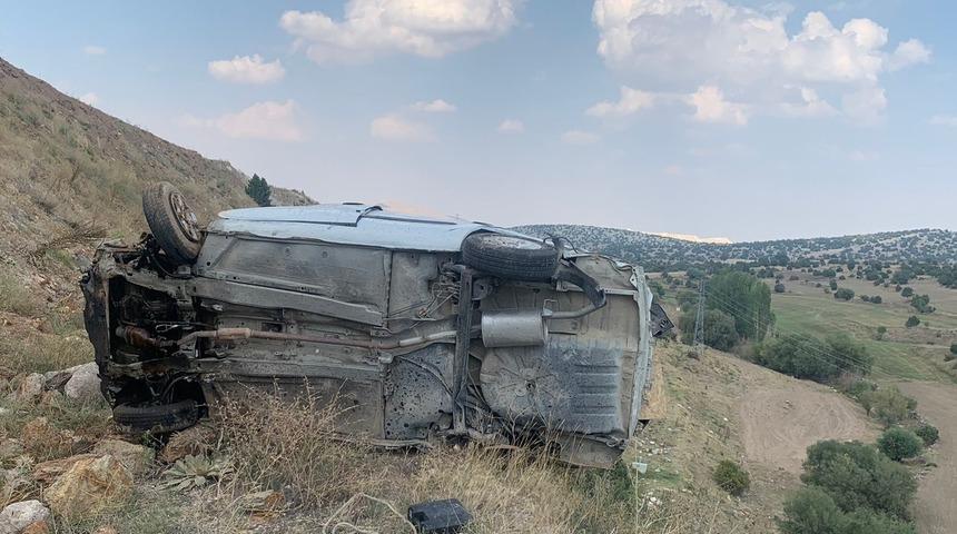 Afyonkarahisar'da şarampole devrilen otomobildeki 2 kişi öldü