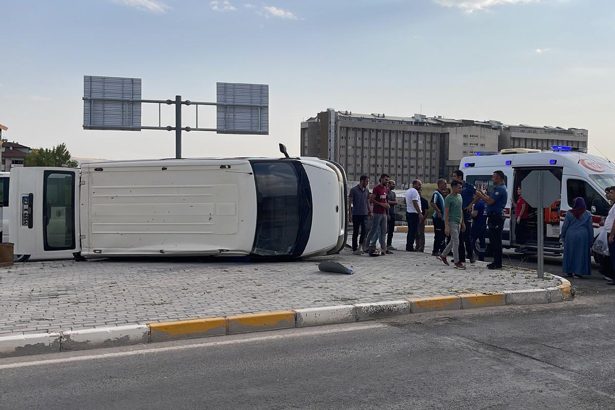 Elazığ'da minib&uuml;s ile otomobilin &ccedil;arpıştığı kazada 5 kişi yaralandı