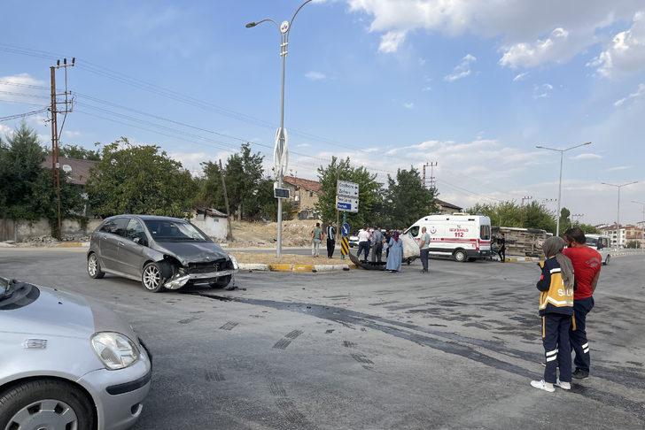 Elazığ'da minibüs ile otomobilin çarpıştığı kazada 5 kişi yaralandı G3