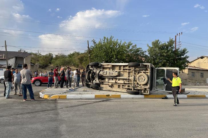 Elazığ'da minibüs ile otomobilin çarpıştığı kazada 5 kişi yaralandı G5