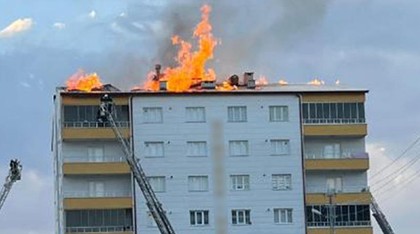Apartman sakinleri fark etti! Çatıda korkutan yangın...