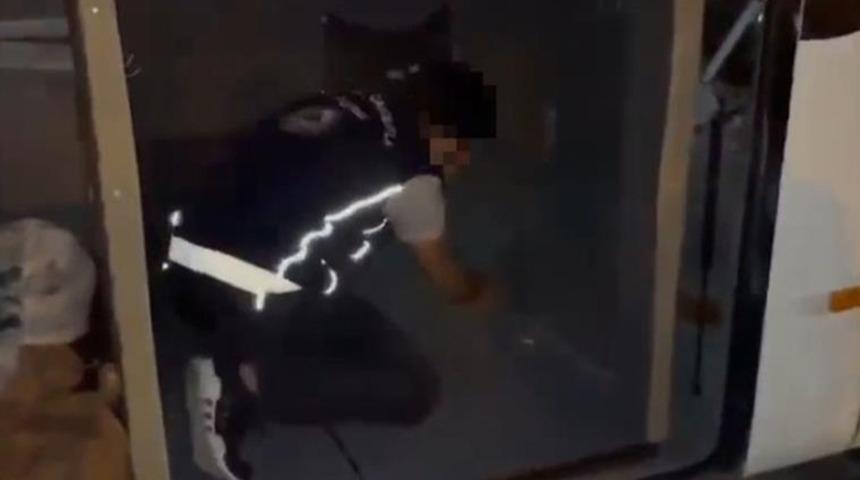 'Pes' dedirten görüntü! Otobüsün gizli bölmesinde yakalandılar...