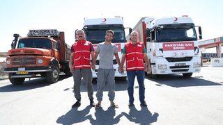 İranlı hayırseverden Pakistan'a yardım malzemesi taşıyan Kızılay tırlarına yakıt desteği
