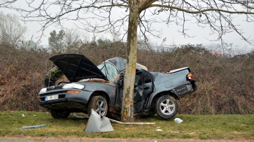 Otomobil ağaca çarptı: 2 ölü