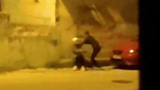 Sokak ortasında tartıştığı kadına yumruk attı! Dehşeti yaşattı...