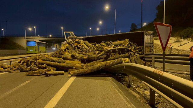 Kocaeli'de odun yüklü tır devrildi