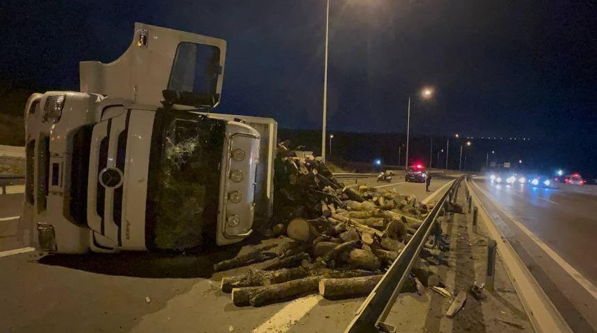 Kocaeli'de odun yüklü tır devrildi