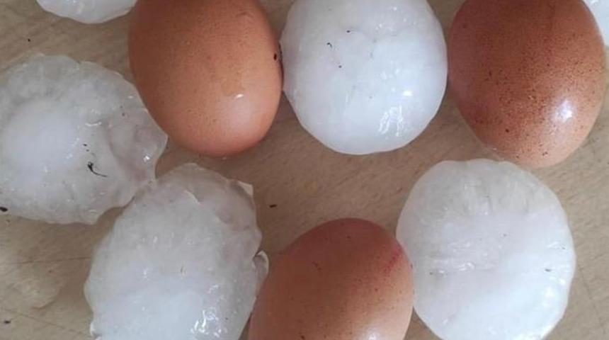 Yumurta büyüklüğünde yağdı! Ev ve araçlar zarar gördü...